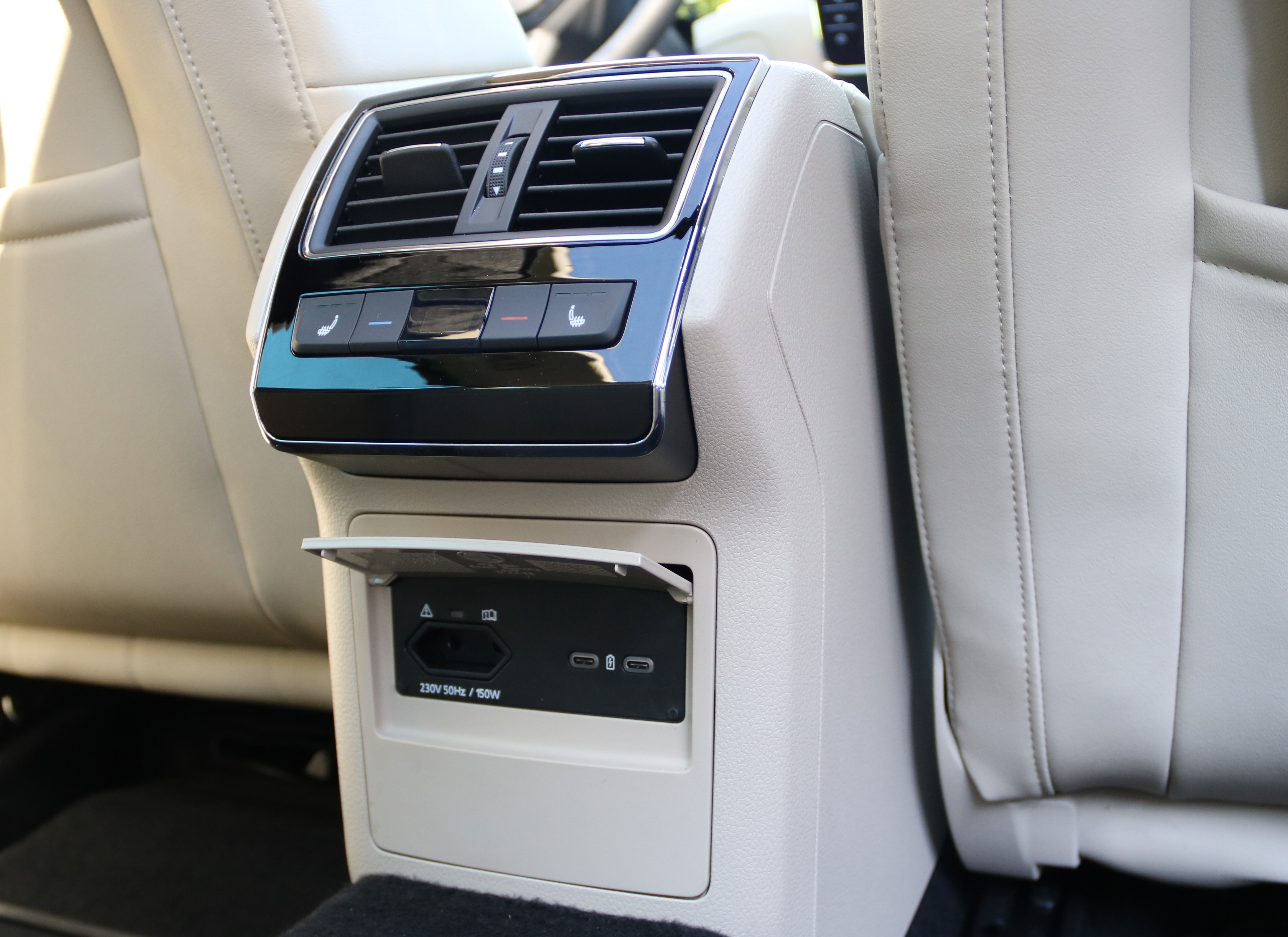 USB-C plugs and power plug for rear seat occupants