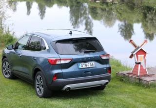 Ford Kuga PHEV neben einem Fluss